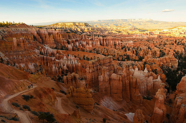 People hiking at sunset point at Bryce Canyon